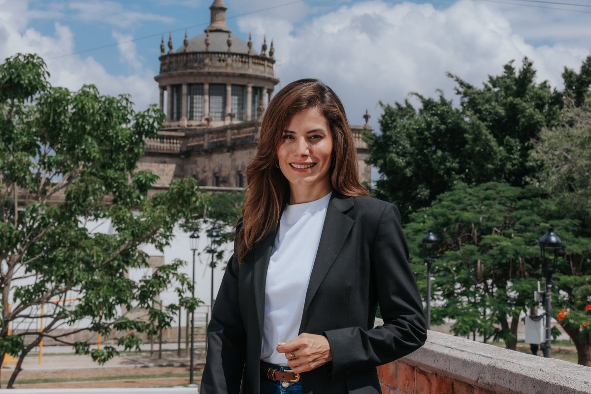 VeroDelgadilloG's tweet photo. Ahora sí. Guadalajara tiene Presidenta.

La Sala Superior del TEPJF decidió, por unanimidad, que nuestro triunfo fue a la buena y con todas las de la ley. 

Cuatro veces tuvimos que ganar para confirmar lo que decidieron las y los tapatíos: que por primera vez en casi 500 años de historia los destinos de nuestra ciudad sean conducidos por una mujer. 

Quiero agradecerles, de corazón, a todas y todos por su apoyo, por no soltarme y acompañarme a lo largo de este camino. A mi familia, amigos, compañeros de causas y del proyecto de Movimiento Ciudadano. 

Estoy lista. Nos vemos mañana para, de la mano, juntas y juntos, escribir un nuevo capítulo en la historia: rendir protesta como la Primera Presidenta de Guadalajara.
