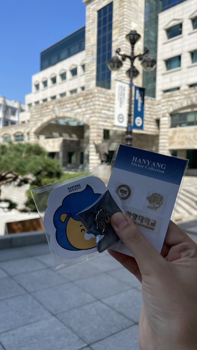 Shu oxirgi semesterim. Bitirishimdan oldin estalikka stickerlar obqo'ydim))