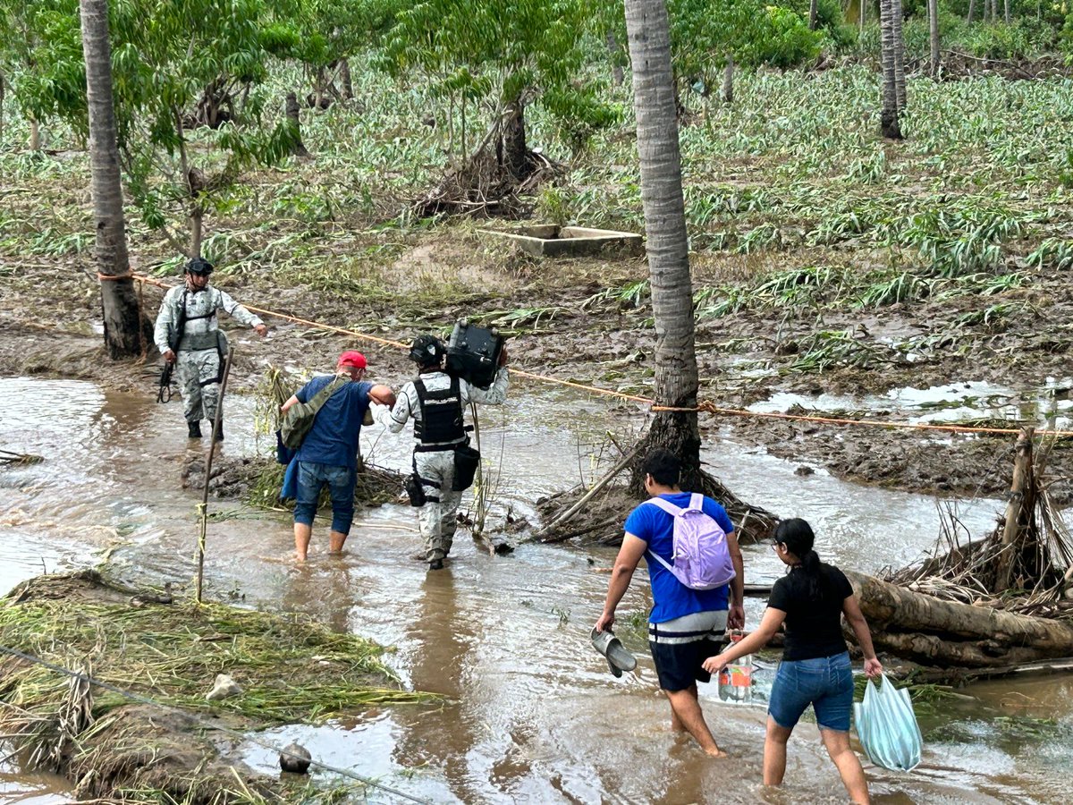 GN_MEXICO_'s tweet photo. En Acapulco, #Guerrero, la #GuardiaNacional mantiene su presencia en las zonas afectadas por el paso del huracán #John, para apoyar a la población damnificada. https://t.co/Kh6aQMuzGR