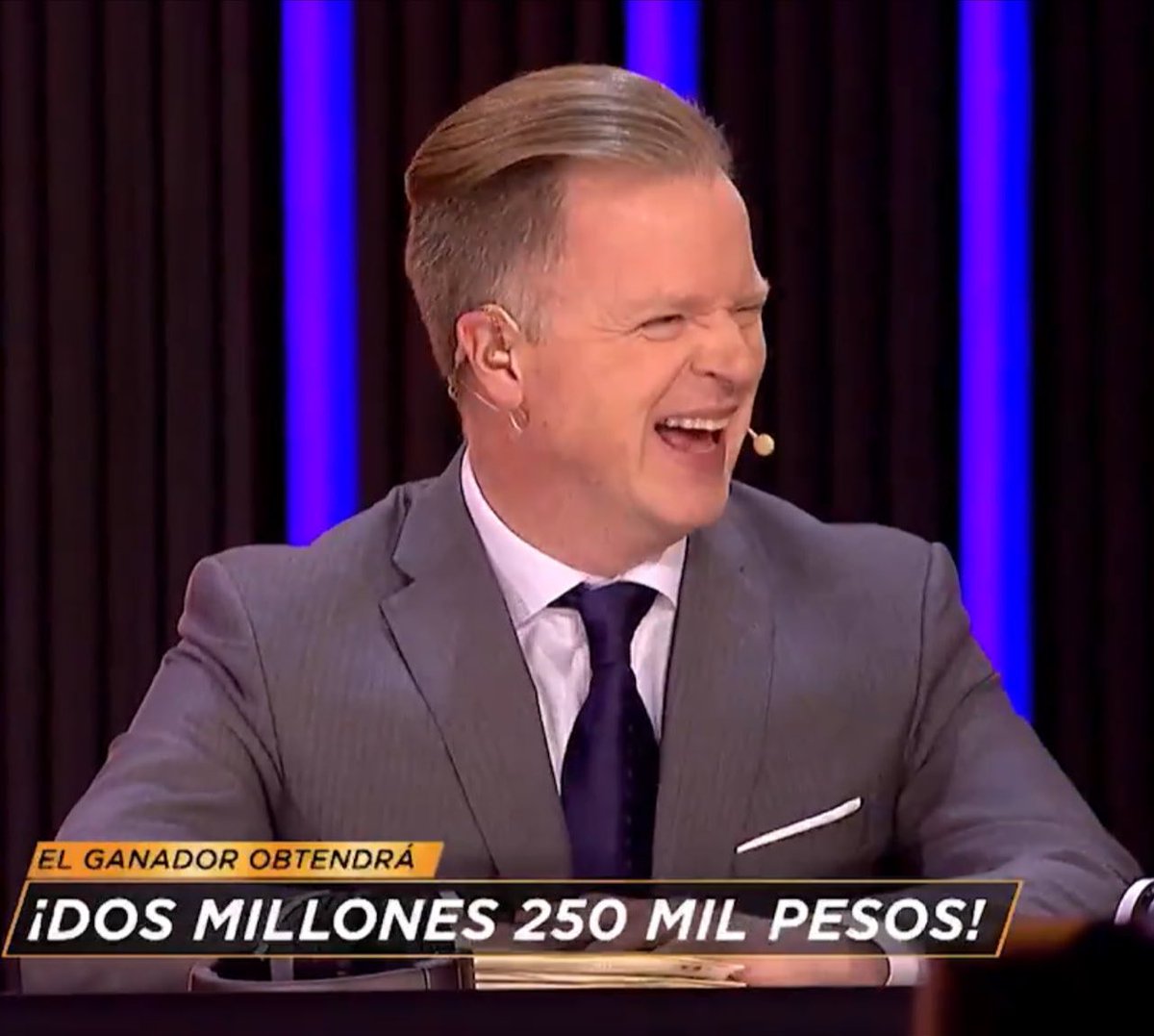 bubblegumhxrt's tweet photo. yo viendo el increible duelo de caro e isaveli // yo viendo el dueto de julio y jessi  #LaAcademia 
#LaAcademiaEnElTiempo https://t.co/hvv6oKlmgB