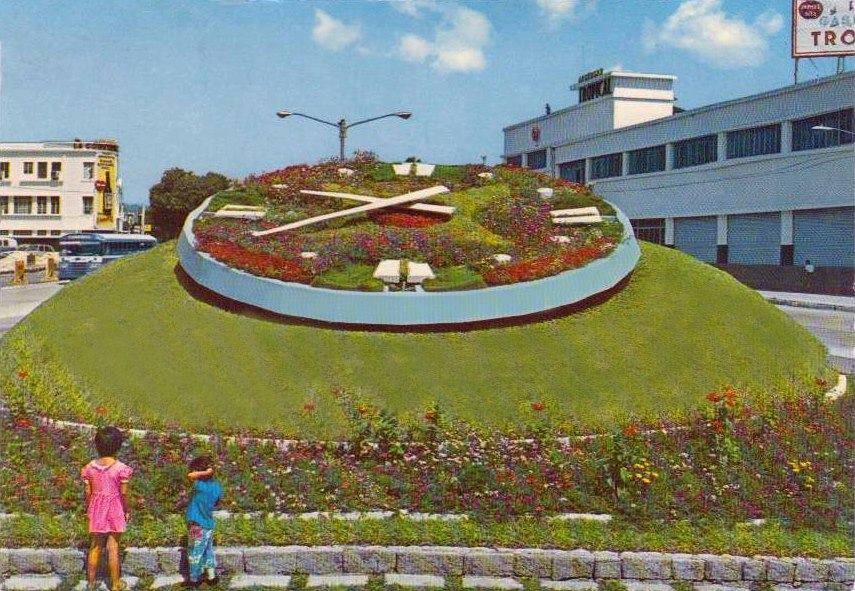 EShistoria32's tweet photo. 📷Reloj de Flores, San Salvador, 1974. 

Fue construido en 1971 para darles la bienvenida a todos los visitantes que entraban por la zona oriental de la capital. Su mecanismo fue importado desde Francia y costó 15 mil colones (unos 6 mil dólares, en aquella época). https://t.co/ICTkKEi2m4