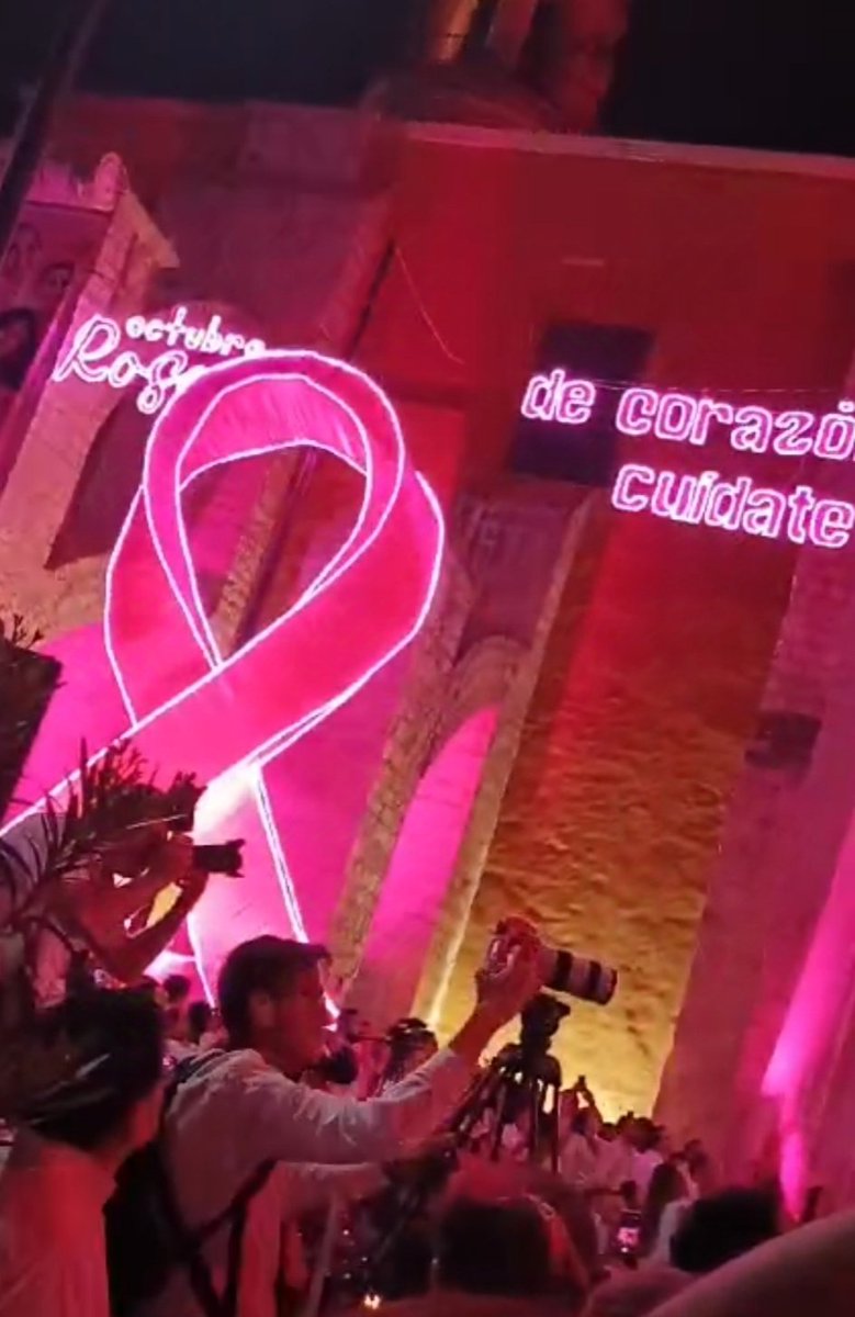 CCLDurango's tweet photo. Acompañamos a la señora @Marisol_rosso y a nuestro gobernador @EVillegasV en el encendido del alumbrado rosa y la entrega de un equipo móvil de mastografía.

Recordamos a los que partieron por esta terrible enfermedad que es el cáncer.
Honramos su memoria no sólo hoy sino siempre https://t.co/hHIdVpMkMJ