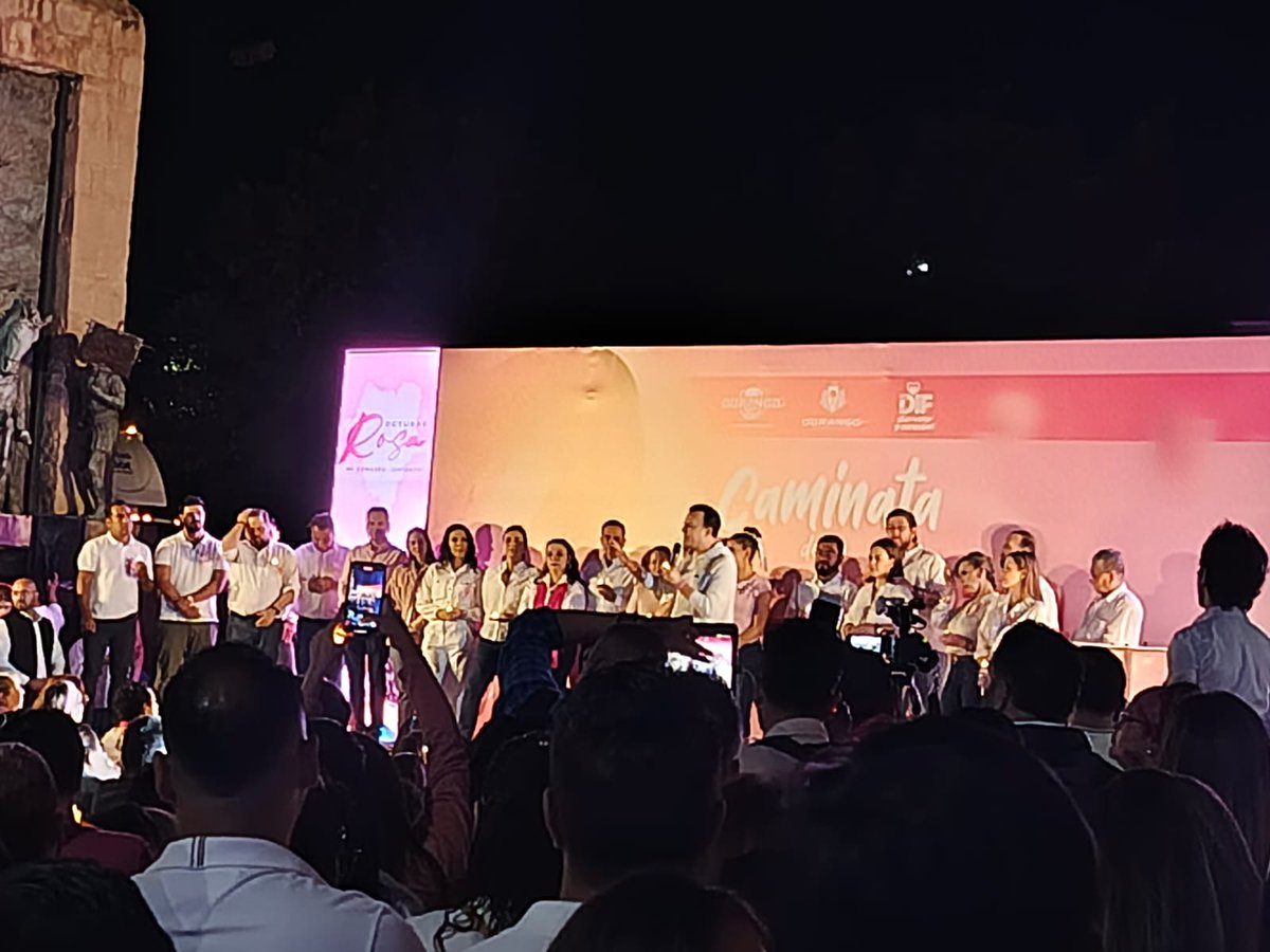 CCLDurango's tweet photo. Acompañamos a la señora @Marisol_rosso y a nuestro gobernador @EVillegasV en el encendido del alumbrado rosa y la entrega de un equipo móvil de mastografía.

Recordamos a los que partieron por esta terrible enfermedad que es el cáncer.
Honramos su memoria no sólo hoy sino siempre https://t.co/hHIdVpMkMJ