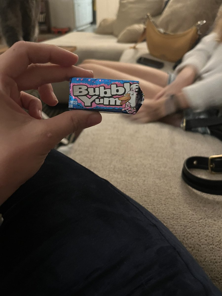 MorrellRhea's tweet image. Me and my friend hang out and chew gum and blow bubbles. Her cat really likes when we blow big ones