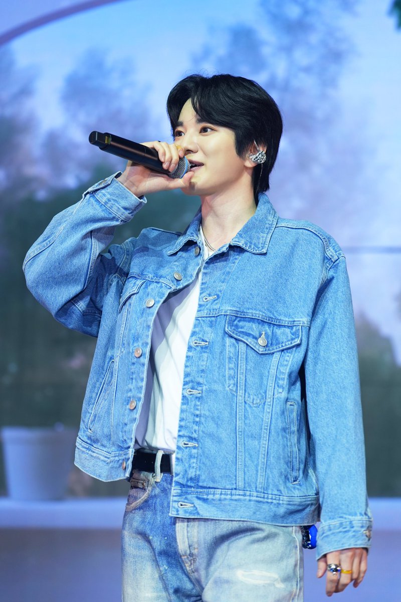 sungjongthinker's tweet photo. watching every fancam from the fms, i feel so proud of how far he has come as a performer, even singing ifnt title tracks by himself ! 🥹

we are so proud of you sungjong! you did so well💛🫳 https://t.co/2LREDJA5He