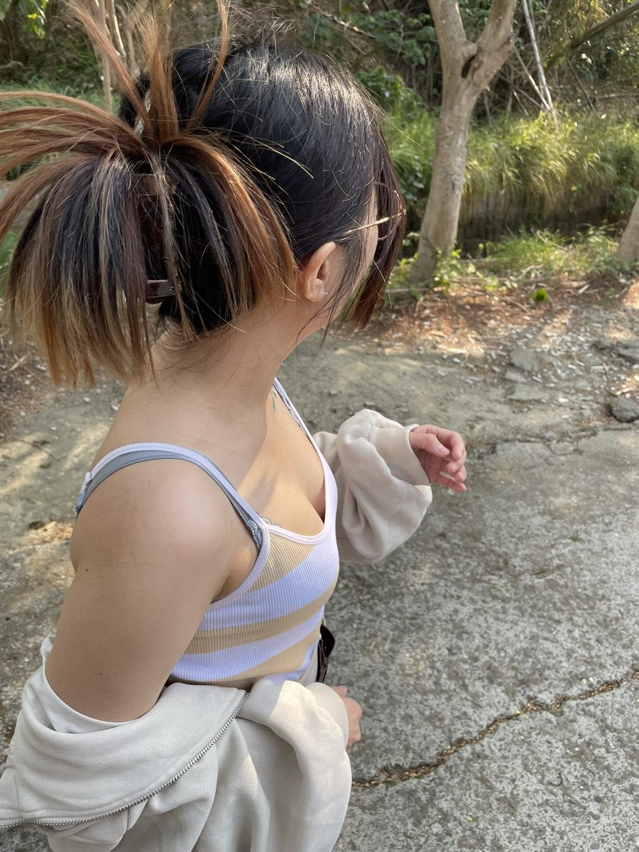 a1_44557's tweet photo. 女友穿这样出去公园散步，在运动的很多老头跟中壮年一直看欸。
还穿黑丝。

感觉女友也给他们看的乐在其中。😋😋 https://t.co/DJc9huzwhU