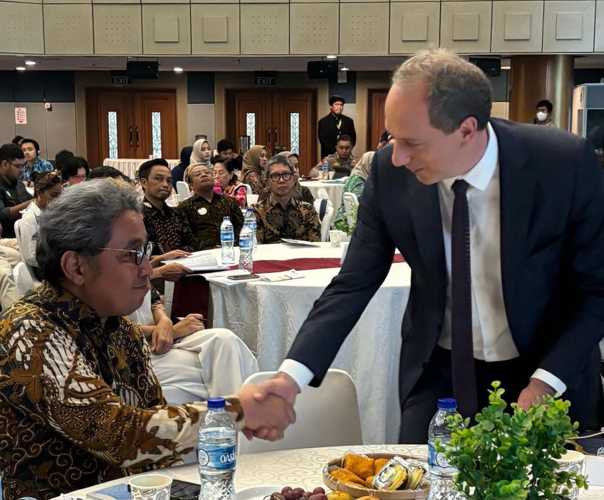 FranceJakartaFR's tweet photo. .@hilmarfarid, Directeur général en charge de la Culture au ministère de l'Education, de la Culture, de la Recherche et des Technologies @Kemdikbud_RI, et @ManuelRabate, Directeur du Musée du @LouvreAbuDhabi, ont participé à la première session de travail. https://t.co/lIb3d1TCMM