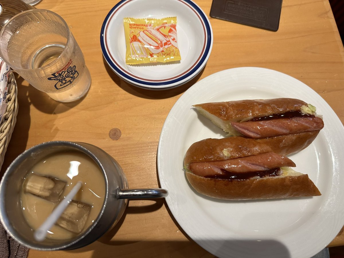 コメダ行くと定番オーダーのホットドッグ🌭
飲み物は季節によってアイスやホット☕️
コーヒーかカフェオレ🧋
レギュラーメニューで他はボリュームに負けて食べ切れません😅