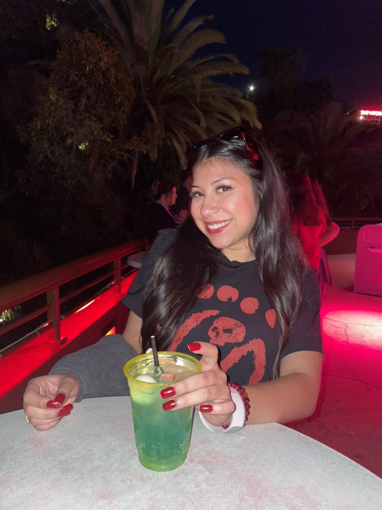 honeydiosaa's tweet photo. Horror nights 👻 https://t.co/yyUrybfaGO