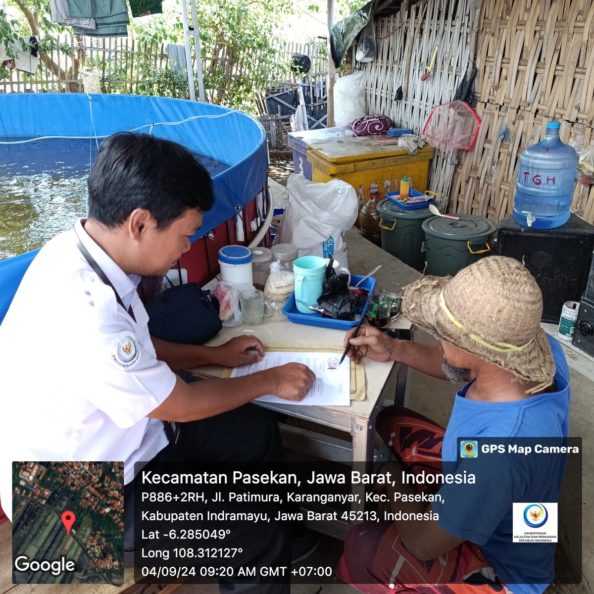 dharmadhama's tweet photo. Rabu, 04/09/24. Darmadi, Penyuluh Perikanan kab Indramayu mendampingi penandatanganan BAST bantuan sarana bioflok ikan lele di Pokdakan Rades Wana Jaya Desa Karanganyar Kec. Pasekan 
#GiatLuhkanSatminkalbogor #kkp #puslatluhkp #luhlapor https://t.co/7x0m6gKcJE