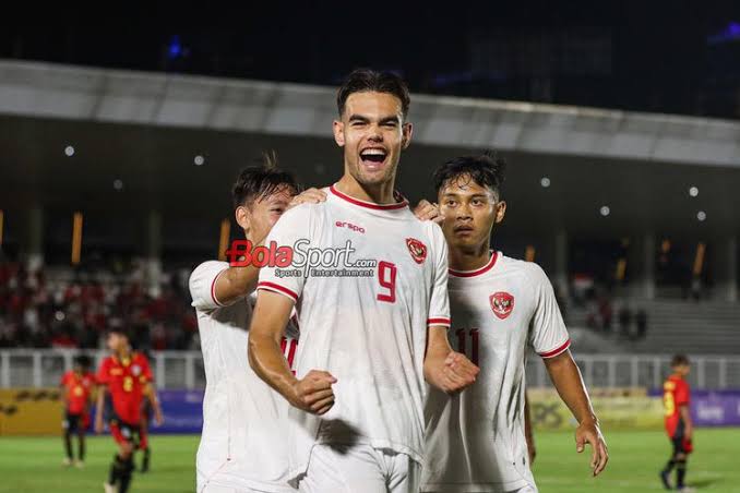 gilabola_ina's tweet photo. Shin Tae-yong tentang peluang Jens Raven dipromosikan ke timnas senior:

"Segitu saja sangat kurang. Masih dibutuhkan power lebih dan daya juang, kalau segitu saja tidak akan pas untuk menjadi striker timnas Indonesia."

Shin Tae-yong hadir di Stadion Madya, saat Indonesia bermain imbang melawan Yaman U-20 di matchday terakhir Grup F Kualifikasi Piala Asia U-20 2025.

Shin Tae-yong memberikan saran kepada Jens Raven, yang menjadi pemain tersubur timnas U-20 di Kualifikasi Piala Asia U-20 2025 dengan tiga gol. Penyerang naturalisasi kelahiran Belanda itu disebutnya masih perlu meningkatkan kualitasnya.

📝 bolacomid | 📷: bolasport
