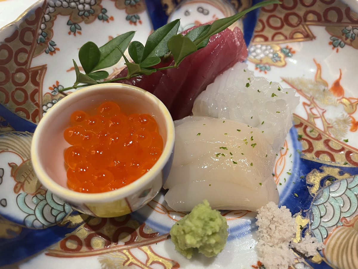 shikaosuga's tweet photo. #EIGHTJAM  ポルノグラフィティ特集、ご視聴ありがとうございました！収録の後日、岡野くんが高級和食ランチを奢ってくれました。たぶん出演ギャラ＆口止め料だと思います 笑

暴露した岡野くんの悪行はほぼカットされましたが、悪業よりも大切なコメントがたくさんOAされてましたねー

ポルノグラフィティ、25周年おめでとう！また一緒にやろうね！