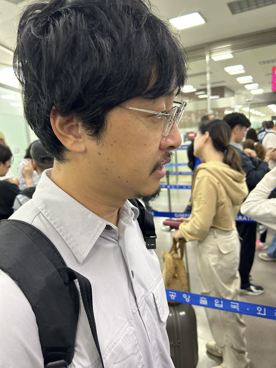 yamachan_mxsxm's tweet photo. ちなみに裏さらば辻Dが急遽な仕事で泣く泣くキャンセルになっちゃったので彼が裏さらば分もカメラ回すそうです！皆さん裏さらばは期待しないでください���ちなみに初海外旅行だそうです！落ち着いたフリしてます！
#森東慰安旅行 https://t.co/64PUsFVjtg