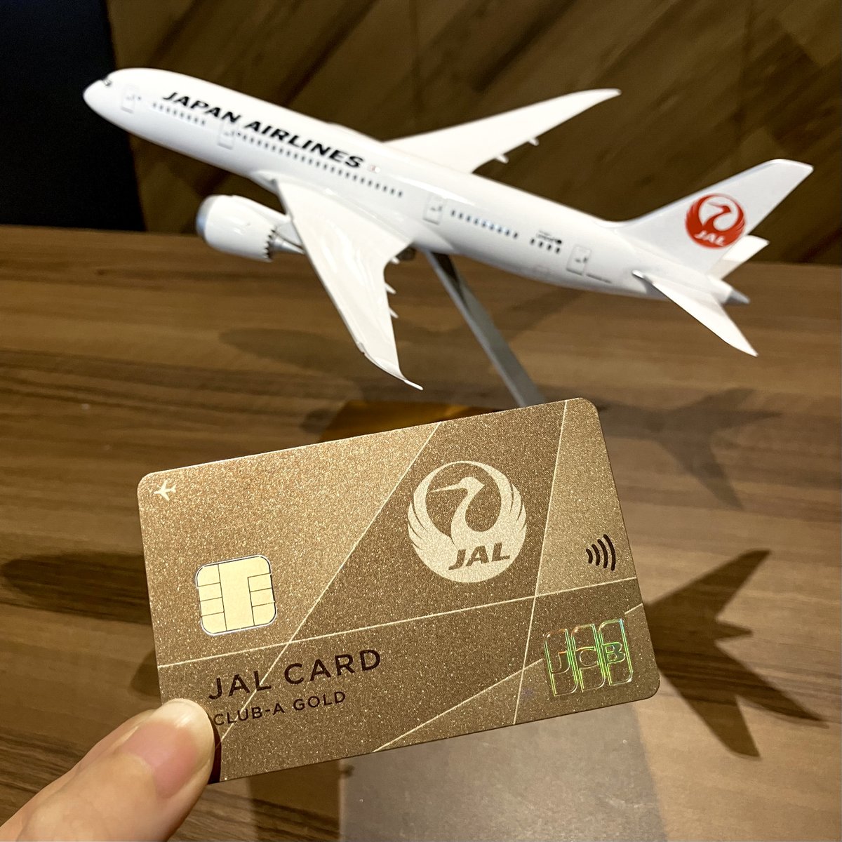 【皆さんへのお願い】
新デザインのフラットな #JALカード を見たことがない人に届けたいので、この投稿をリポストしてほしいです🥺🥺