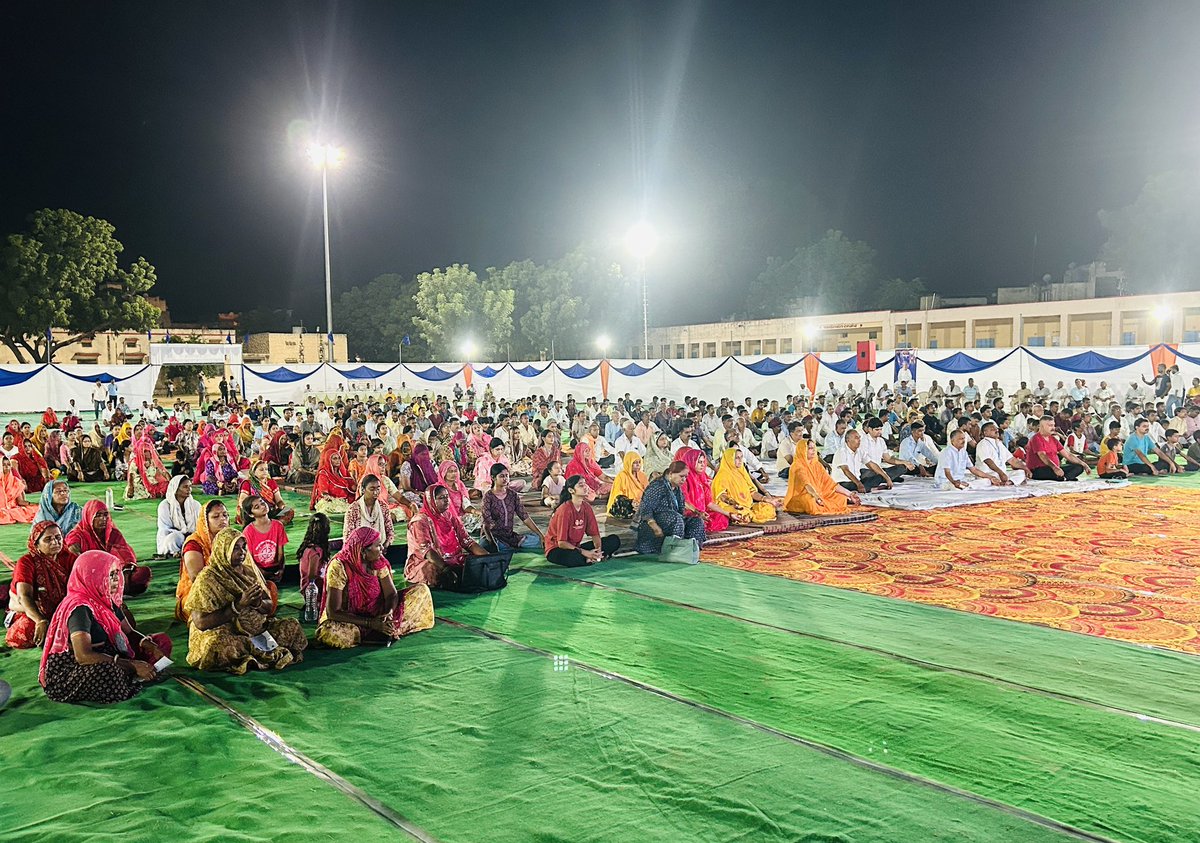 मारवाड़ जंक्शन में सिद्ध-योग कार्यक्रम सम्पन्न..

शहर के रा. उ. मा. विद्यालय (बड़ी स्कूल ), मारवाड़ जंक्शन में गुरुदेव श्री रामलालजी सियाग के सिद्धयोग शिविर में कल मारवाड़ व आसपास के हजारों जिज्ञासुगणों ने भाग लिया।

कार्यक्रम में सर्वप्रथम गुरुदेव सियाग की दिव्य तस्वीर पर
