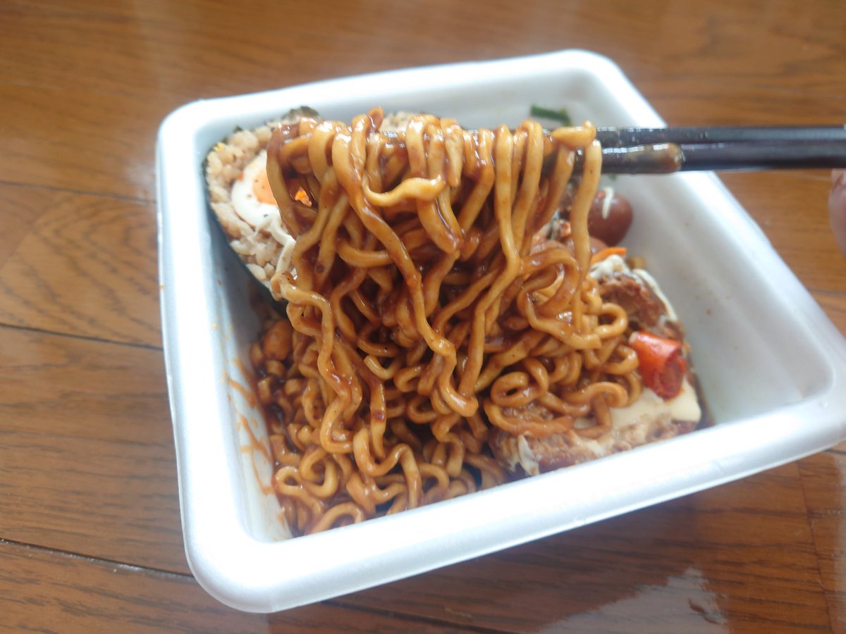 petaIRMPR's tweet photo. 濃厚スタミナカレーまぜそば

スタミナ醤油まぜそば
＋チーズの入ったハンバーグ���レー
＋うずらたまご
＋麻辣花生
＋まるごと煮玉子むすび

麻辣ナッツでシビカラマシ（砕いで入れた方が良いかも）
カレーがまぜそばの旨味を全て包み込みブーストする

#スタミナ醤油まぜそばアレンジ https://t.co/0sxQAZd1ih