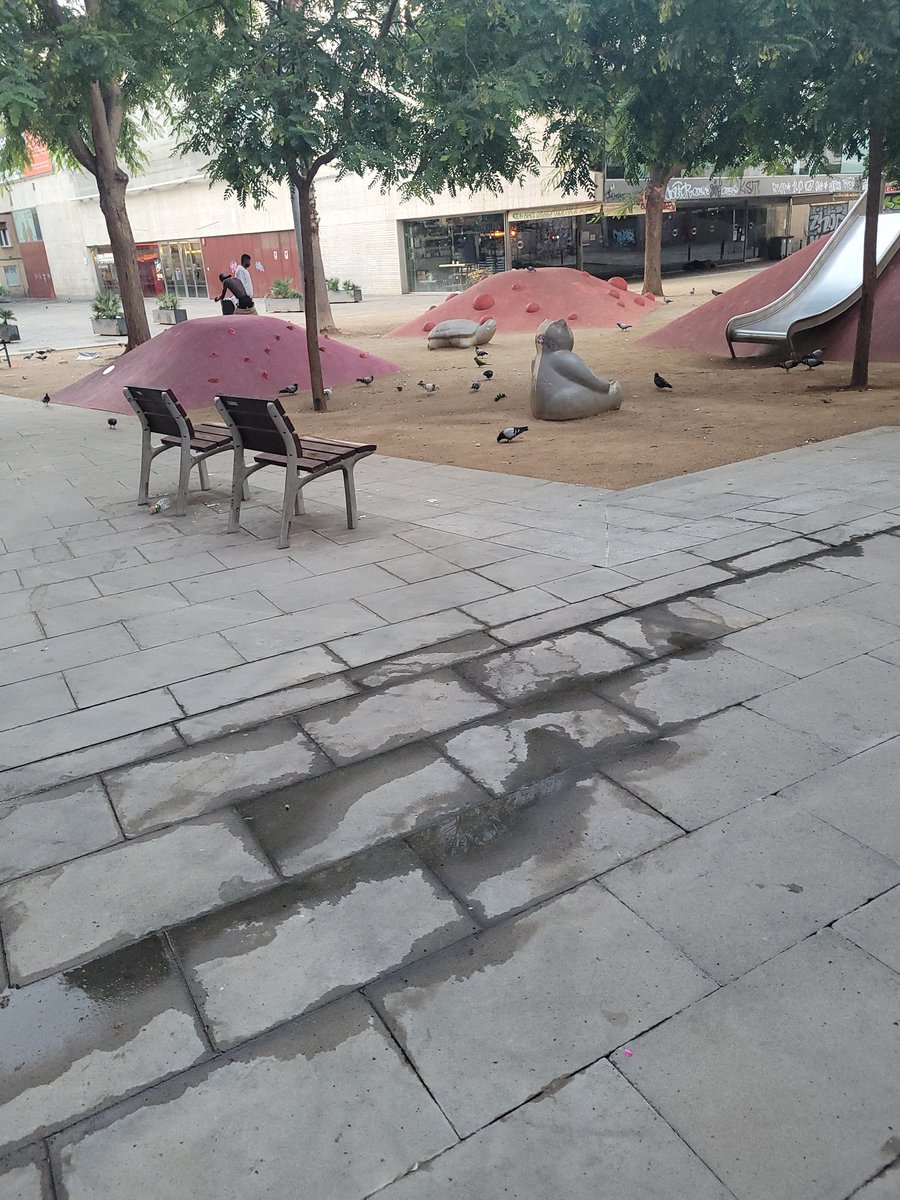 8am. Una nit més, les persones que dormen a Plaça Salvador Seguí pixen al carrer, a la cantonada de la Oficina de l'habitatge (tenint un wc públic a la pròpia plaça)