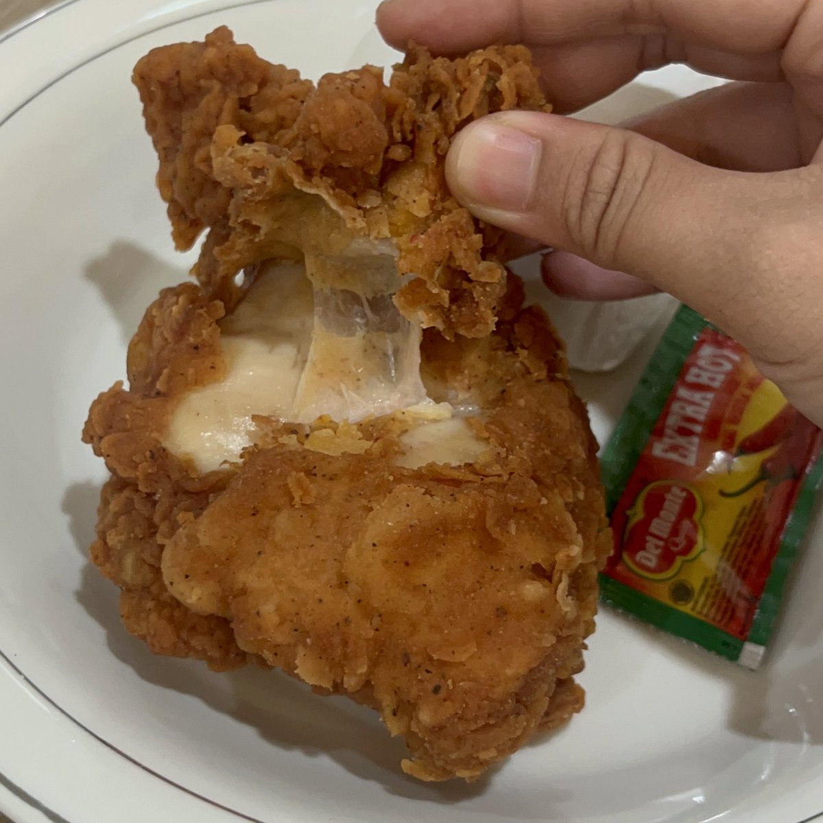 duniaskinker's tweet photo. AKHIRNYA MAM UNO CHICKEN LAGII

Ini ayamnya SUPER JUICY ya allah😭 mana gede banget ayamnya

Dah ini mah M sama K juga kalah https://t.co/01wTuriuXu