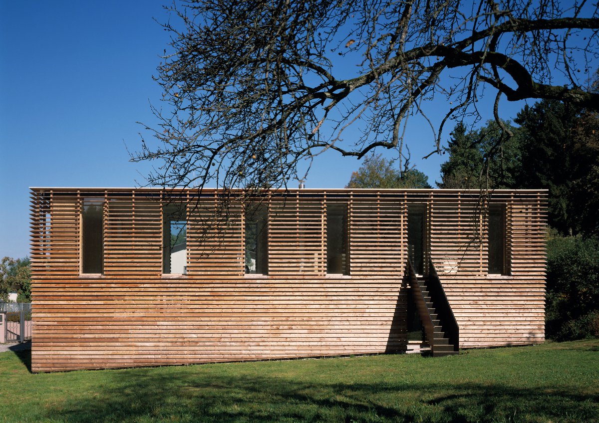 📷 PICTURE OF THE WEEK - REFLEXION OF THE REGION 📷
Casa Kern, 1995, our DNA, Lochau, Austria
Photo: Hueber
#baumschlagereberlearchitekten #wood #construction #architecture #familyhome