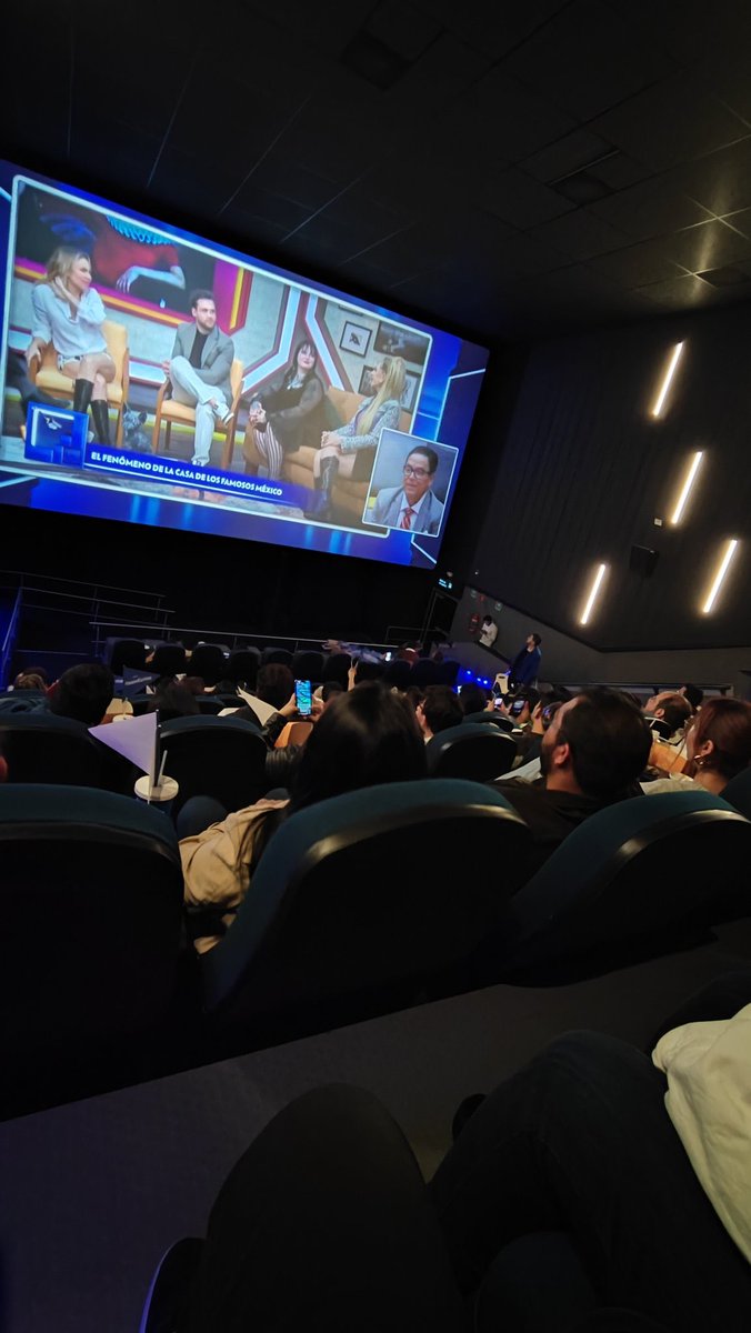 CerebrosG's tweet photo. Los cines de México están abarrotados de gente en estos momentos por la final de la Casa de los Famosos. https://t.co/LgesT7jliC
