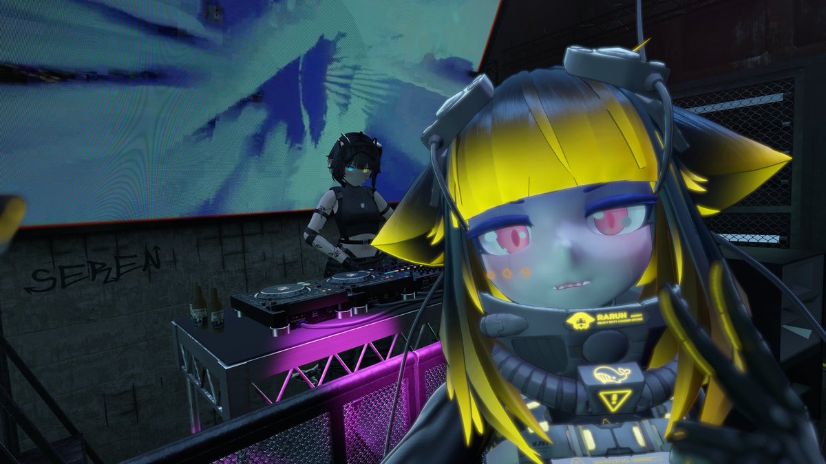 FlyTheRobo96239's tweet image. When your friend @ThomaSmooth do an awesome mix at @_SerenVR 🔥