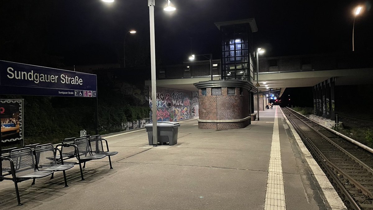 Warum ist um 5.30 Uhr Stau im Nord-Süd-Tunnel der <a href="/SBahnBerlin/">S-Bahn Berlin</a> ? Der ICE nach Frankfurt ist jetzt weg. Immerhin bleibt es in der Familie <a href="/DB_Bahn/">Deutsche Bahn Personenverkehr</a> .