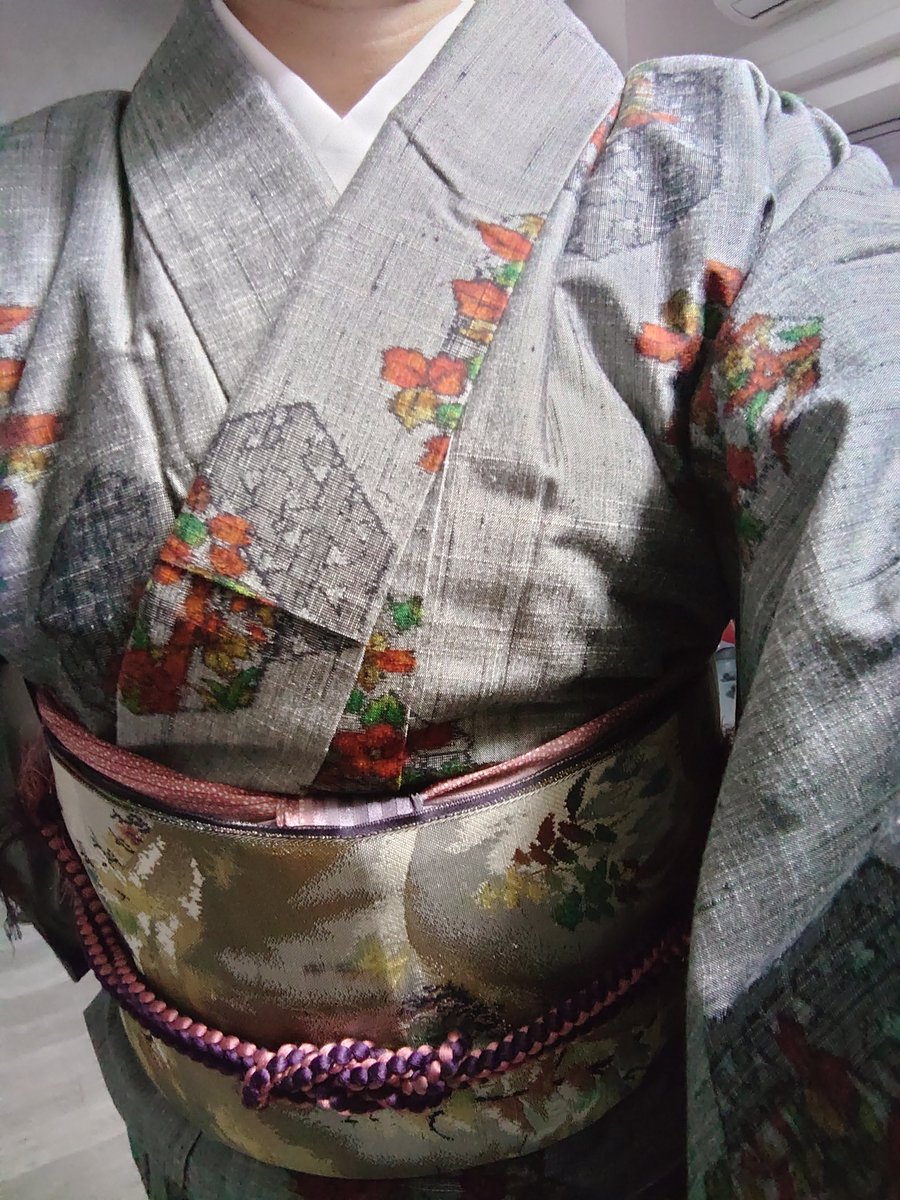 今週のパーティ用の着物を選んでます👘
40人程集まる食事会で、着物の縛りはなく小紋でも訪問着でもいいみたい😊
来週の着物催事イベントのお手伝いもあるので、そちらの着物も合わせて考え中👘
ワクワク(* ´  ` *)