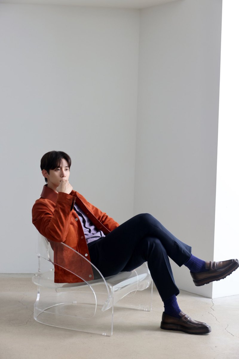 follow_leejunho's tweet photo. 올해 단풍 구경은 안 해도 되겠어요🍁
이준호 얼굴이 화려해서ᐠ( ᐕ )ᐟ

#이준호 #LEEJUNHO
#준호 #JUNHO
#BERLUTI #벨루티
#Noblesse #MENNoblesse https://t.co/chsM5za0eK
