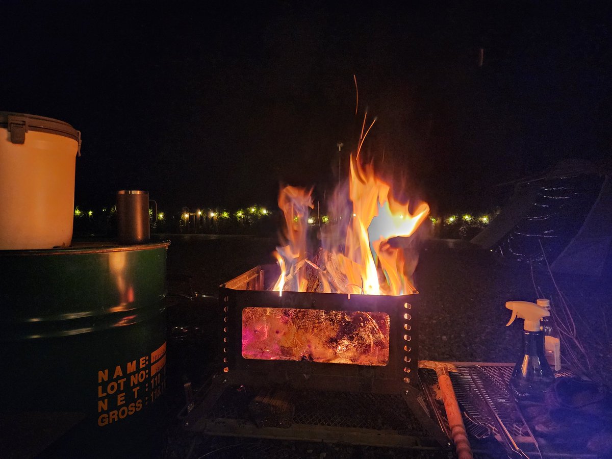 바람막이 점퍼와 화롯대가
가을이 왔음을 ...
산대분교 캠핑장은 여러분을
기다리고 있답니다^^