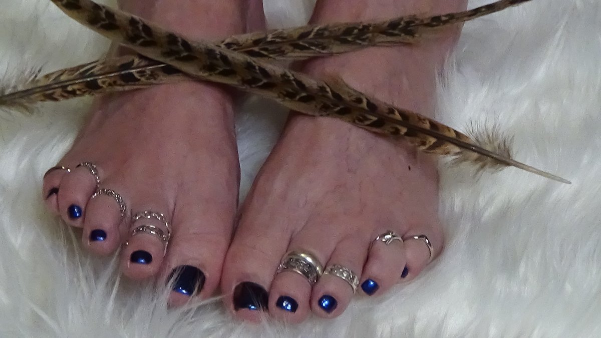 FootFetishNight's tweet photo. Tried tickling my feet with feathers today and couldn’t stop giggling! 😂🦶 Who knew feathers could be so fun? #TicklishTimes #GiggleTherapy 🪶😄 Find my #FootPictures @ https://t.co/q3fj8ciQrE #FootFetishNation #FootFetishGroup #FootFetishGirl #FootPorn #BigFeet #FootGoddess https://t.co/NLNOcCfF2Q
