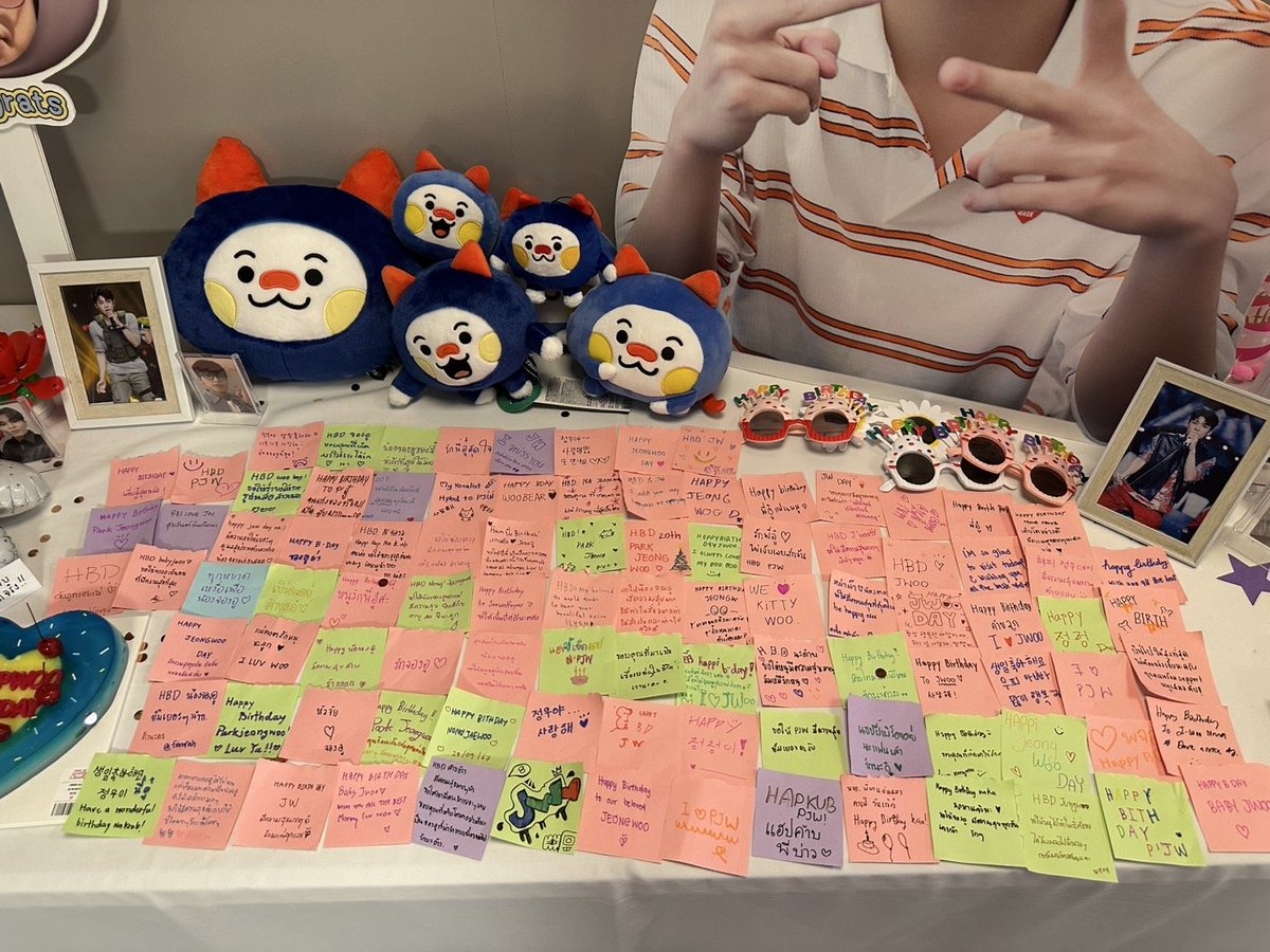 ขอขอบคุณทุกคำอวยพรที่ถ่ายทอดผ่านตัวอักษรบนกระดาษแผ่นเล็ก ๆ เหล่านี้ ไม่เพียงสะท้อนถึงความปรารถนาดี แต่ยังเป็นพลังใจสำคัญที่ทำให้เราได้เห็นถึงความรัก ความอบอุ่นที่ล้นเหลือ หวังว่าความปรารถนาดีจากทุกคนจะส่งไปถึง พัคจองอู TREASURE ดั่งที่ใจทุกคนหวังไว้ค่ะ🩵

#28SepWOObirthdayFest