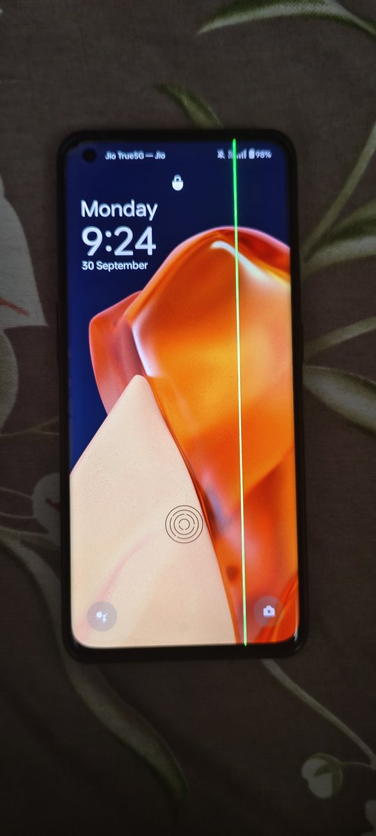 WRaza217's tweet photo. After updating the phone a green line suddenly appeared on my mobile screen. My mobile is OnePlus 11.@OnePlus_IN @oneplus @onepluscareIN @OnePlus_Support https://t.co/GxP7R4s2Hf