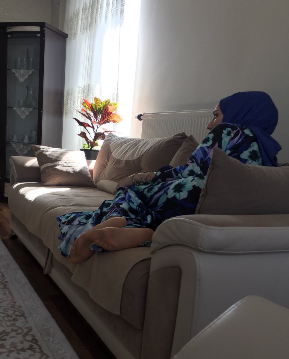 Ablam şu an karşımda böyle oturuyor sizce ne yapmalıyım 👋