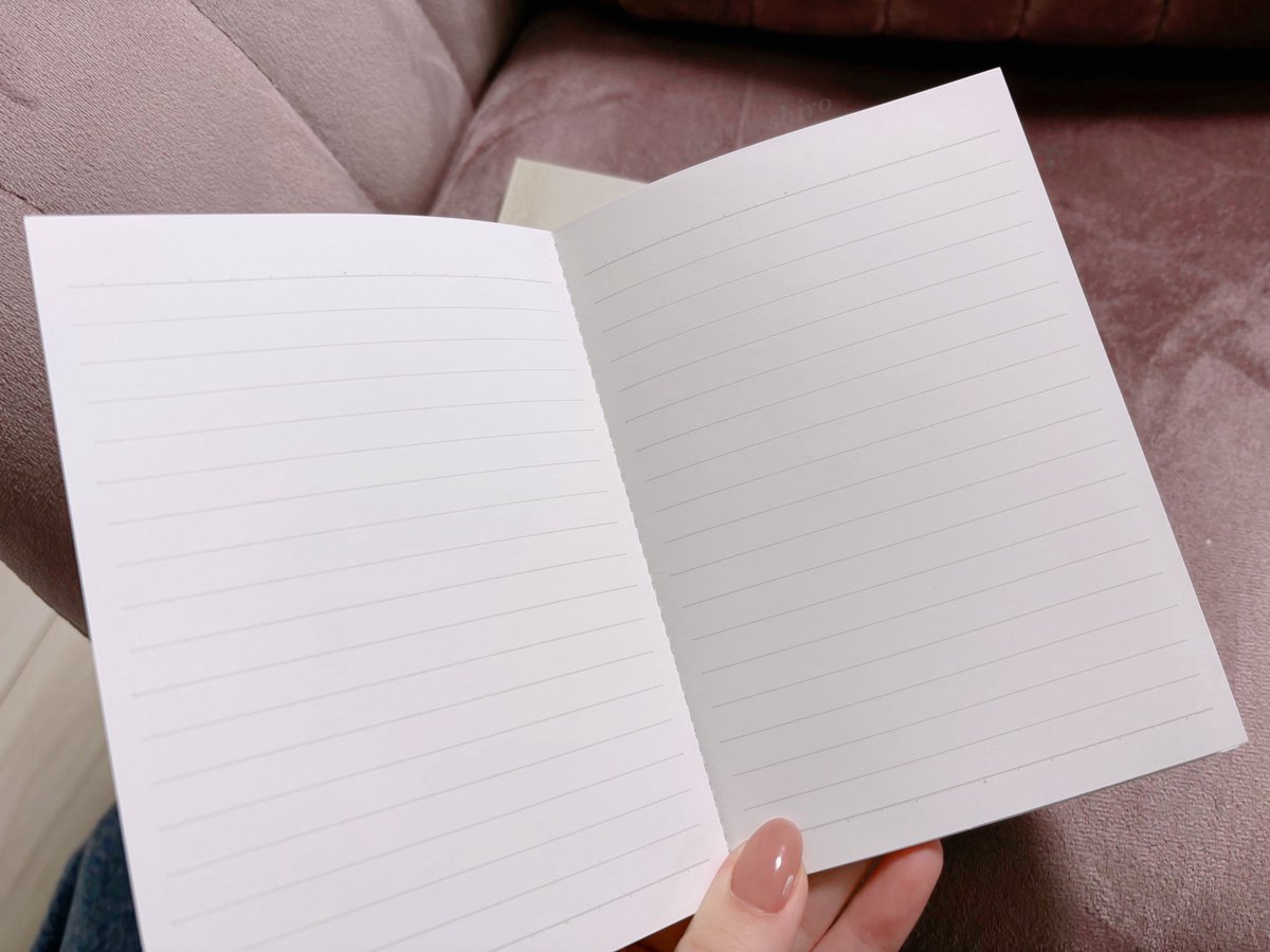 012_shiro's tweet image. ダイソーでこの『書きやすいノート』に出会えたら迷わず買っておいてほしい。2冊入りで110円。
紙の質が超なめらかでインクの馴染みがすんごく良い！！！こんな安くていいんですか……