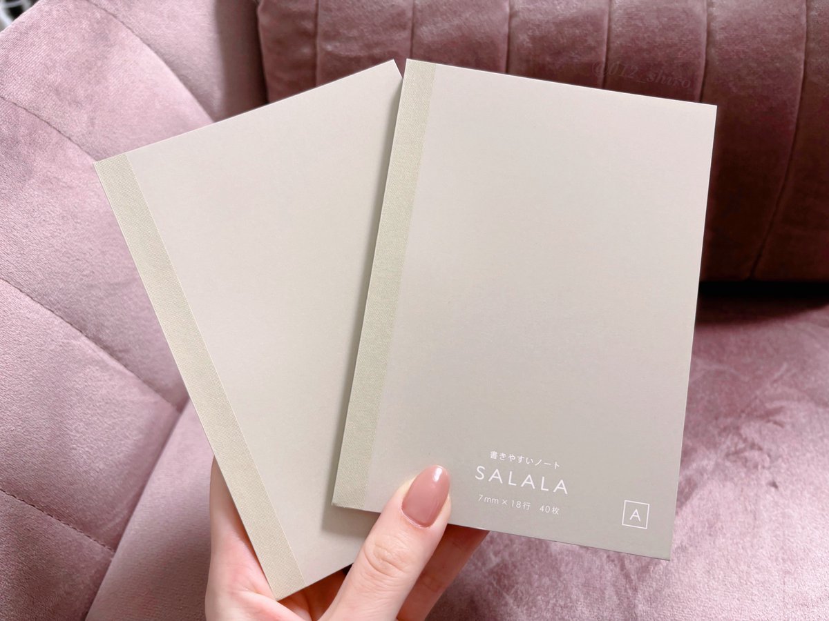 012_shiro's tweet image. ダイソーでこの『書きやすいノート』に出会えたら迷わず買っておいてほしい。2冊入りで110円。
紙の質が超なめらかでインクの馴染みがすんごく良い！！！こんな安くていいんですか……