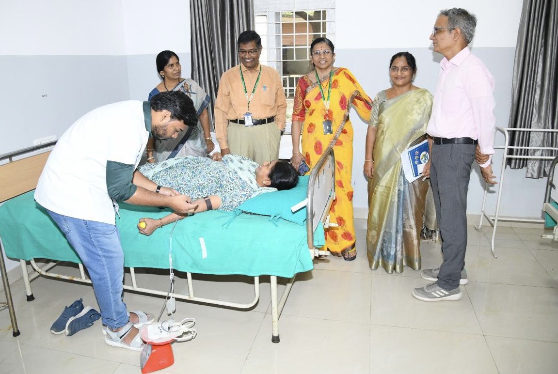 CCSc_NSS's tweet photo. A volunteer and a faculty member from CCSc participated in a blood donation camp at the University Health Centre, PJTAU, Rajendranagar, on 25.09.2024.

#BloodDonationCamp #BloodDonation @ccschyd @_NSSIndia https://t.co/sCGiE19qTd