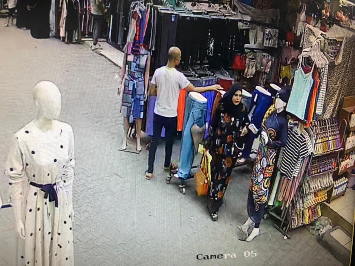 MMis7o's tweet photo. الست دي سرقت شنطه مهمه جدا في محل بجوار محل عبدالفتاح  للعبايات مقابل محل صبايا في شارع عطا وعند السوال علي الكاميرات رفض انه يشغلها ويعرض السرقه 

الست دي سرقه شنطه في بنها شارع عطا فيها حجات مهمه ومبلغ كبير وموبيل اللي يتعرف عليها او مكنها يا ريت يتواصل معايا وليه مكافاه مجزيه https://t.co/PCD0nlChSM