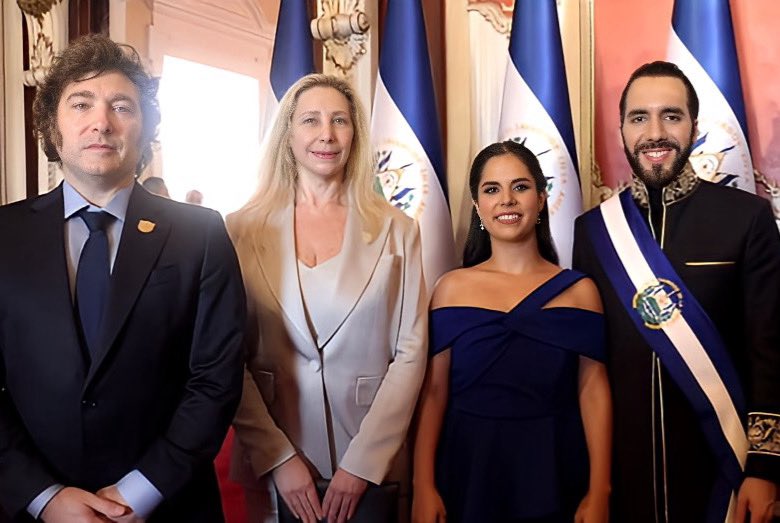 eduardomenoni's tweet photo. 🚨| ÚLTIMA HORA: Mis fuentes me indican que mañana al medio día hora de Argentina, el presidente Nayib Bukele de El Salvador dará una conferencia en La Casa Rosada donde estará con el Presidente Javier Milei. 🇸🇻🇦🇷 ¡Mañana veremos a estos dos grandes patriotas juntos de nuevo! https://t.co/wQwxlNAKud