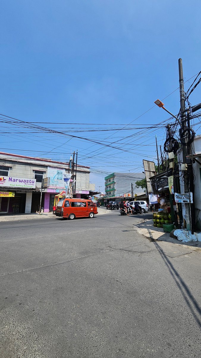 vincentstefs's tweet image. Oke sebagai warga Bekasi yang rumahnya dekat dengan kampus yg kasih Doctor Honoris Causa ke RA, tentu penasaran juga. Berikut guide line cara ke "kampus" nya &amp;amp; aku sengaja pura2 pakai outfit mau ke kampus. Kita mulai dari pertigaan Rawa Bugel-Muchtar Tabrani! LET'S GO! 🏃🏻‍♂️💨