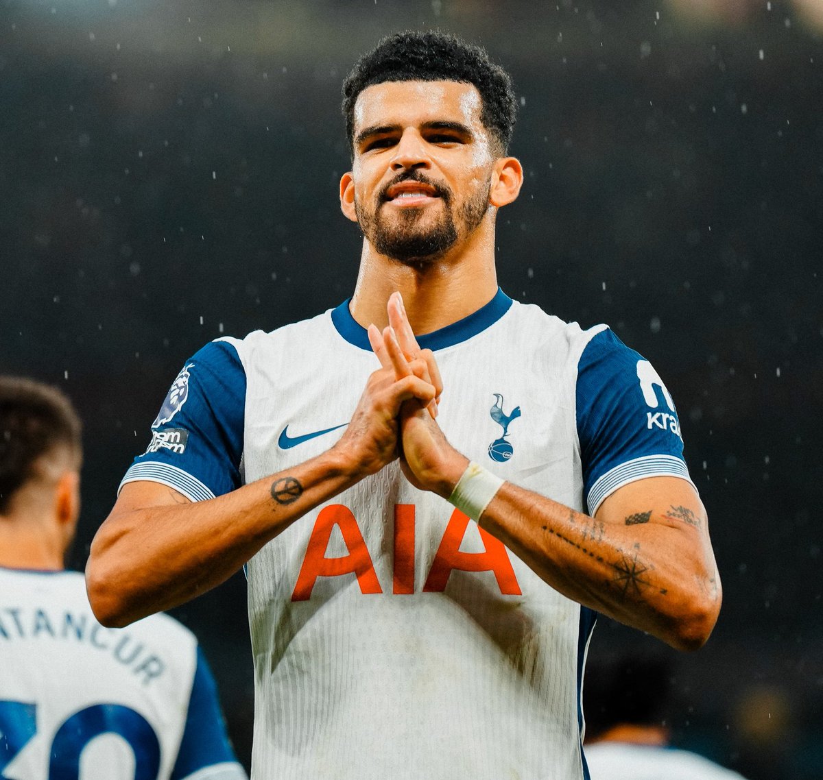 thejurgenholic's tweet photo. 📸 — Dominik Solanke melakukan selebrasi Satoru Gojo saat mencetak goal vs Man United semalam:

#RIPGojo🙏🏼 https://t.co/lsJOk1t450