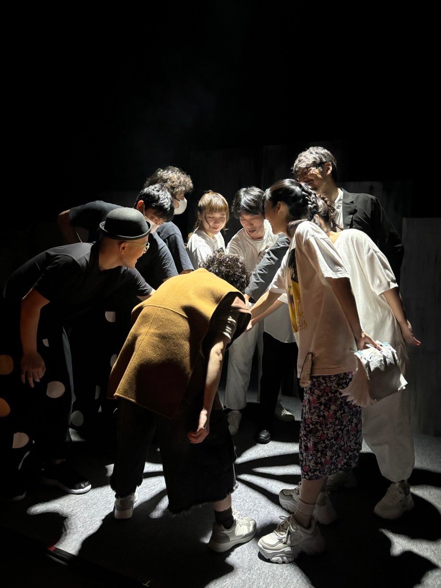 shohoho10's tweet photo. 劇団バター猫のパラドックス
【されどハシクレ！】
全公演無事に終了いたしました。
ご来場いただきました皆様、誠にありがとうございました。

あらすじなどからは読み取れない、重いテーマが隠されていました。
これを言ったら脚本演出家に怒られるかもしれませんが、、、↓
本当にあった事件の元、この作品ができています。
目を背けることなくキャストスタッフ一丸とな��この作品に真摯に向き合いました。

今回皆さんとは初めまして。
1人も共演したことない舞台現場は久しぶりでした。何年ぶりだろうか。
そんな中僕を選んでオファーいただいたこと“信哉”という役を任せていただいたこと、嬉しく思います。
前の週に別作品の本番があり、集中稽古に参加できないという中誰1人嫌な顔せず快く送り出してくれて、また迎え入れてくれたおかげで、
僕は駆け抜けることができました。
ありがとうございます。
素敵な仲間たちに出会えました。

この作品が皆様の“何か”になっていれば幸いです。

また劇団バター猫のパラドックスさんの作品に参加できるよう精進してまいります。

モブ8  モブヤ  信哉役
花井祥平

#されどハシクレ
