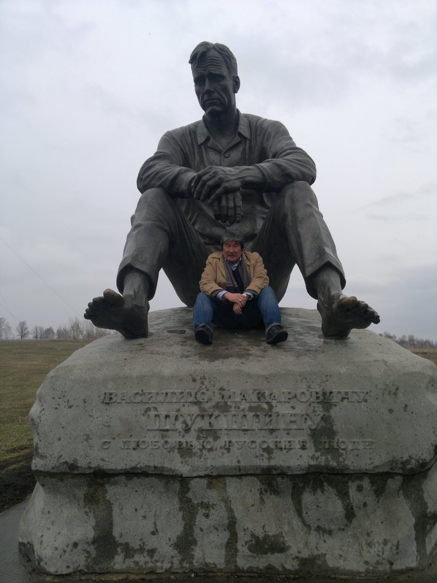 Нэрт зохиолч С.Шукшин төрсөн гэрт айчилж үзсэн шүү