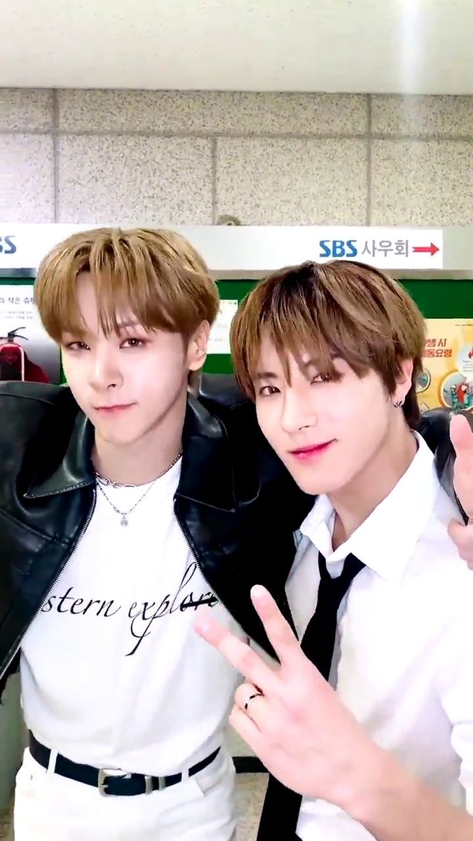 RizkyaWulan's tweet photo. Same birthday 🎂 (22 DEC 2000), same school (SOPA), same event (Starlight Boys) but different fate. How can I believe all this!? Eric &amp; Yoojun, they are twins separated by the positions between mentor &amp; trainee 😭

#ERIC #애릭 #THEBOYZ #더보이즈 #YOOJUN #유준 #BAE173 #비에이이173 https://t.co/WOZKXG6O44