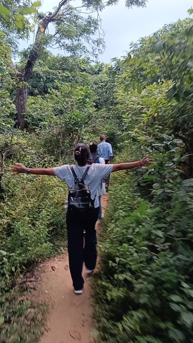 खुली हवाओं में उड़ना तो उसकी फितरत है,
परिंदा क्यूं किसी शाख-ए-शज़र का हो जाये ।