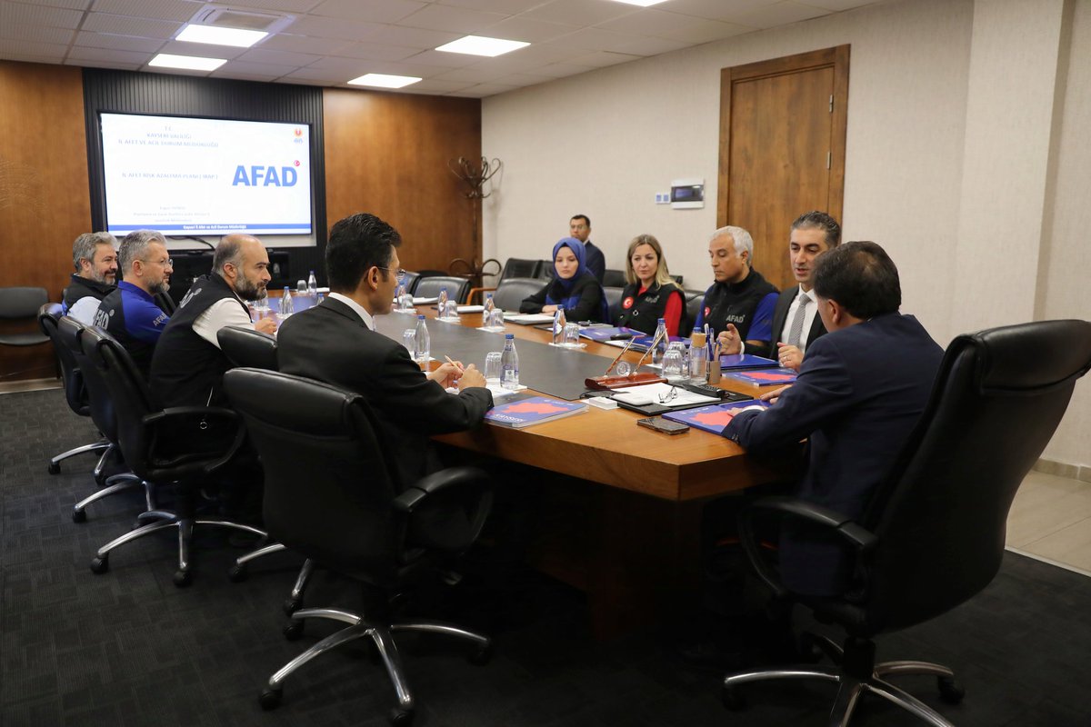 Valimiz Sayın Gökmen Çiçek başkanlığında, Vali Yardımcısı Erkan Kaçmaz, AFAD İl Müdürü Rifat Genç ve AFAD Görevlilerinin katılımıyla AFAD İl Afet Risk Azaltma Planı (İRAP) Sunum Toplantısı gerçekleştirildi.