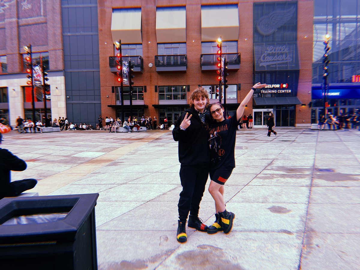 _cnicole111's tweet photo. #clancydetroit @twentyonepilots THANK YOU😭😭💗 https://t.co/Is7R045ZhK