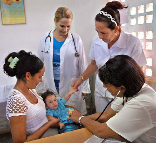 En el Día del Pediatra Cubano felicitamos a todos los especialistas que garantizan la vida y salud del tesoro más preciado de #Cuba: sus niños. #CubaPorLaVida