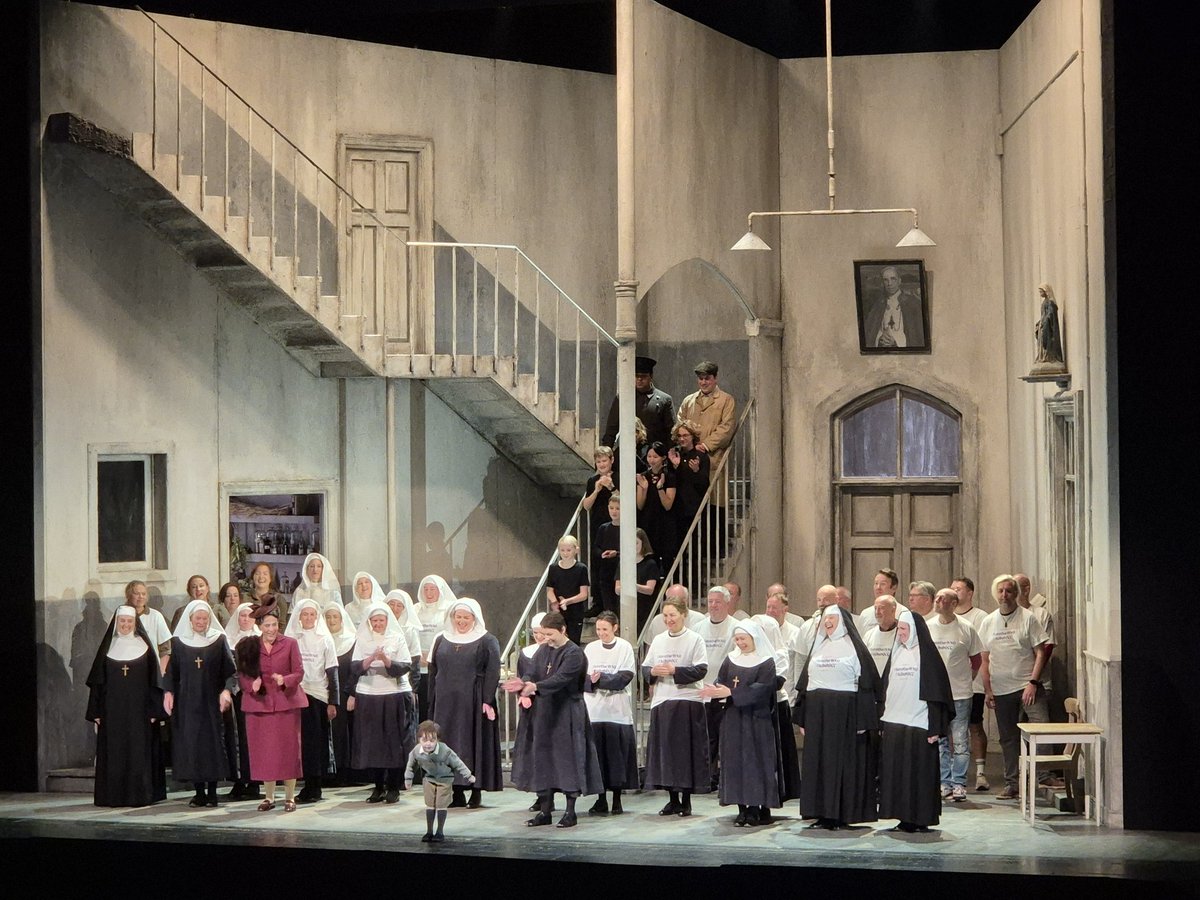 I had the rare treat of watching (rather than playing in) #WNOTrittico yesterday <a href="/theCentre/">Wales Millennium Centre</a>
We have to #SaveWNO ❤️‍🩹 : the collective emotional processing of pain (#IlTabarro) grief (#SuorAngelica) and joy (#GianniSchicci) in the audience was phenomenal.
I didn't cry - I sobbed 🫠