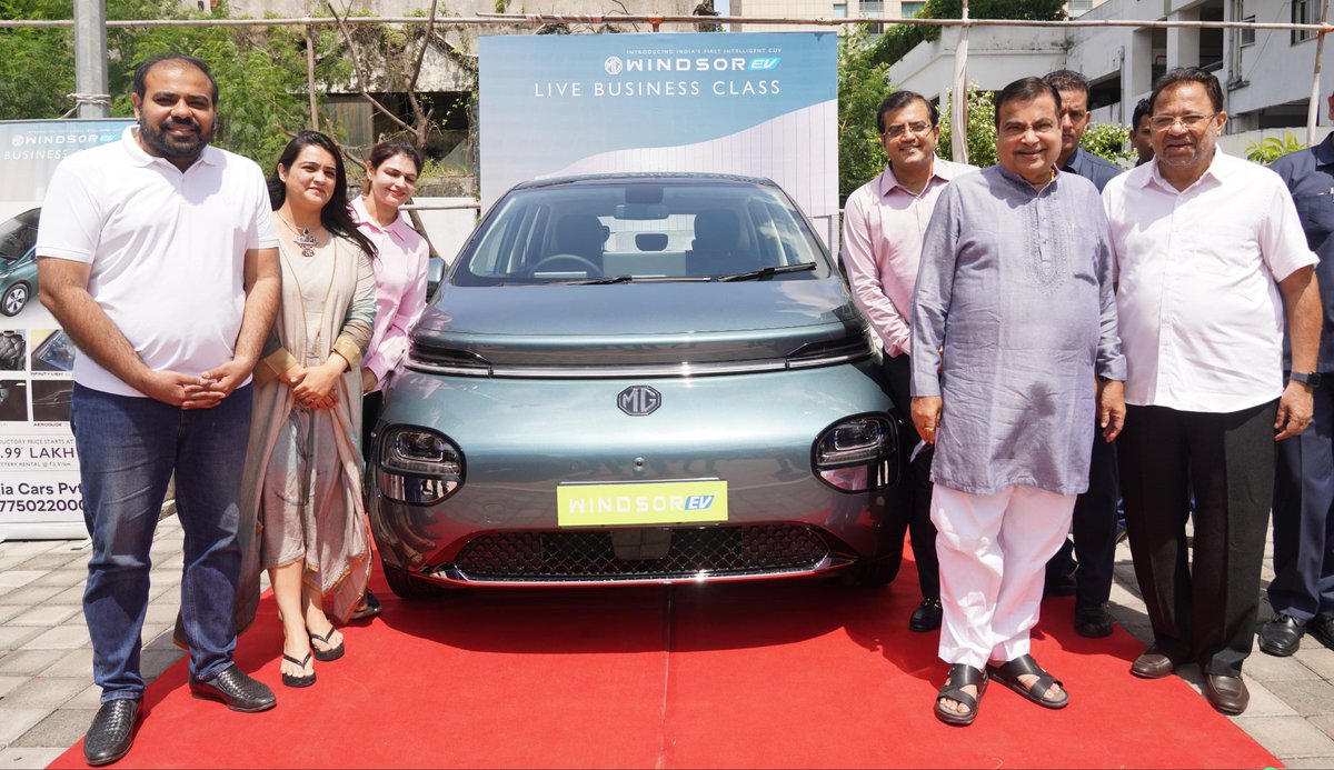 mechnotechs's tweet photo. The Nangia family presented the new Windsor EV to Shri Nitin Gadkari, a strong advocate for electric vehicles and alternative fuels.Nitinji offered his blessings and good wishes to this latest addition to the MG lineup. #nitingadkari #ElectricVehicles #evrevolution #gogreen https://t.co/AYqU6wbPmF
