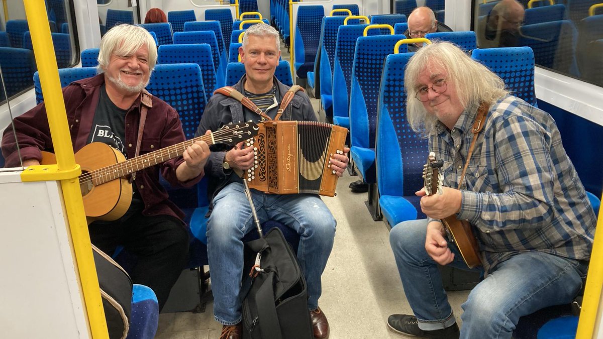 MidCheshireCRP's tweet photo. Last week our wonderful volunteer Michael Ross arranged a private #musictrain for Norley WI with Full House on the #midcheshirerailwayline before stopping at The Angel in #knutsford A great evening with some serious pub grub! 📸Michael Ross @northern @beenetwork #livemusic https://t.co/L4VhsdK3Vs